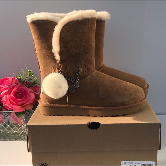 UGG Classic Short Charm - Picture 3 of 10